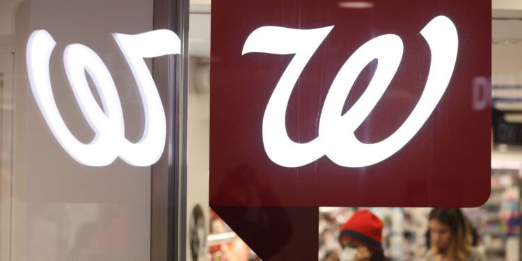 Acciones que hacen los movimientos más grandes del mediodía: INTC, WBA, NKE