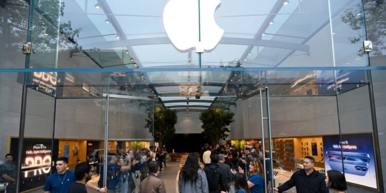 Apple necesitará aumentar los precios del iPhone en un 9% para compensar las tarifas de Trump, dice Bank of America