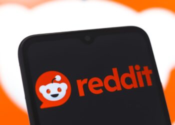 Las existencias que hacen los movimientos más grandes del mediodía: Hanesbrands, Reddit, Nvidia, Applovin y más