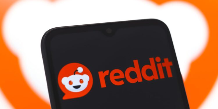 Las existencias que hacen los movimientos más grandes del mediodía: Hanesbrands, Reddit, Nvidia, Applovin y más