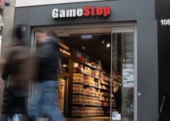 Acciones que hacen los movimientos más grandes del mediodía: MCD, GME, ON