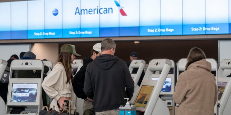 Acciones que realizan los movimientos más grandes del mediodía: IBM, Caterpillar, Nvidia, Comcast, UPS y más