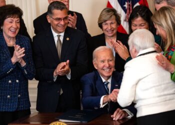 Lucharon por la Ley de Justicia del Seguro Social. Ahora esperan los aumentos de beneficios