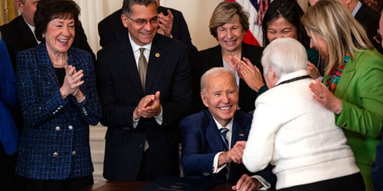 Lucharon por la Ley de Justicia del Seguro Social. Ahora esperan los aumentos de beneficios