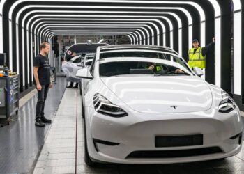 Los inversores deben evitar Tesla y Moderna, dice un asesor financiero