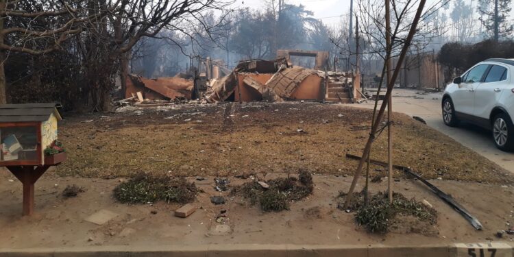 Este jugador de 79 años perdió a casa con incendios forestales de California, espera reconstruir