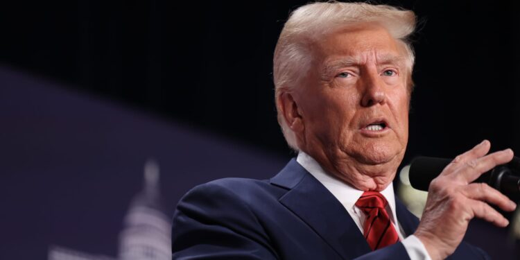 Cómo las tarifas sobre Canadá, China y México pueden afectar a los consumidores estadounidenses