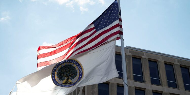 Los movimientos de Trump para abolir el Departamento de Educación de Imperil Programas de préstamos estudiantiles