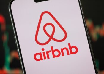 Airbnb obtiene una actualización de Baird después de publicar fuertes ganancias