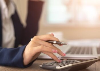 Cómo saber si está reteniendo suficientes impuestos de su cheque de pago