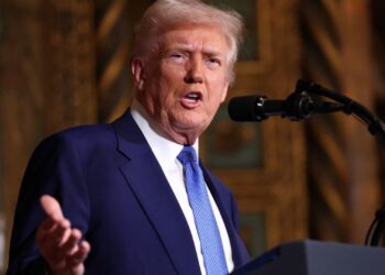 Trump sugiere un 25% de aranceles sobre autos, farmacéuticos y semiconductores que podrían llegar aún más altos