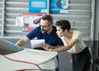 He aquí por qué las tarifas de Trump pueden elevar las primas de su seguro de automóvil