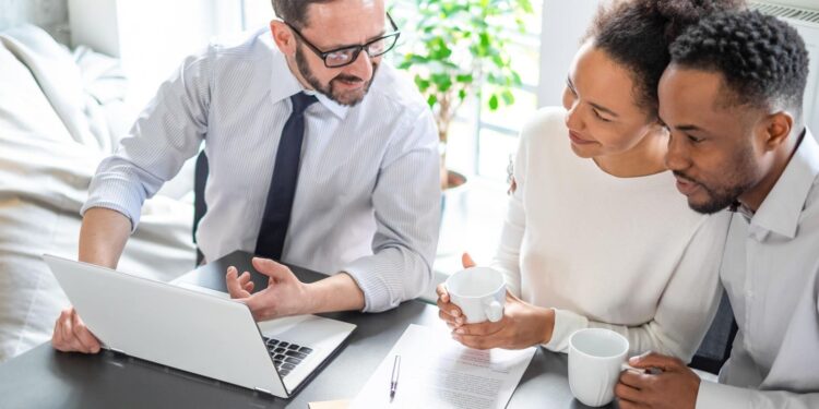 ¿Su inversión de jubilación 403 (b) y Roth IRA apoya a los prestamistas depredadores?