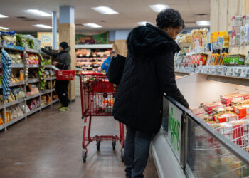 Los estadounidenses se preparan para la inflación a medida que los aranceles de Trump comienzan a entrar en vigencia