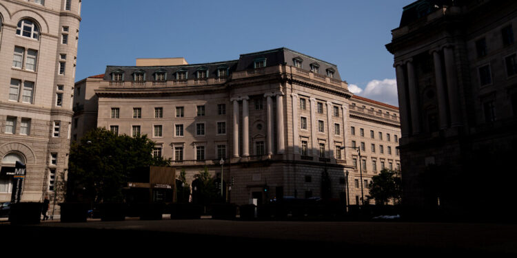 ¿Quiénes son los trabajadores federales de prueba que se cortan bajo Trump?