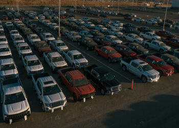 Las tarifas de Trump en Canadá y México podrían dañar a los fabricantes de automóviles