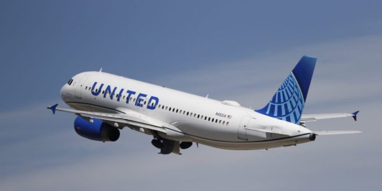 United Flight realiza un aterrizaje de emergencia en el aeropuerto de Newark