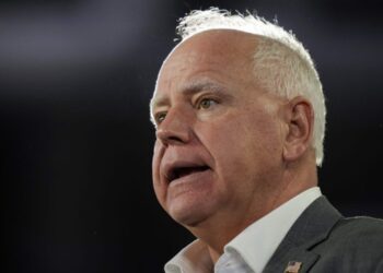 Walz dice que está ‘en contacto con Delta’ después del aterrizaje del accidente en el aeropuerto de Toronto