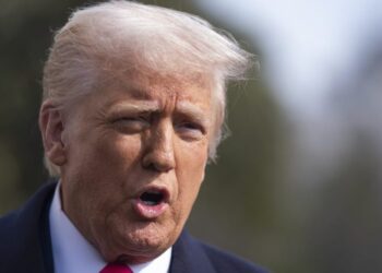 Trump sugiere que la licencia de piloto se suspenda en una llamada cercana en el aeropuerto de Chicago