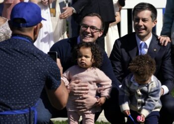 Chasten Buttigieg llama a Sean Duffy para Family Daytona 500 Flight