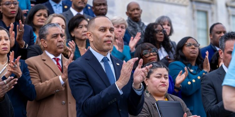 La lucha por los poderes de gastos de Trump aumenta las probabilidades de cierre