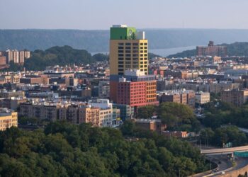 La práctica de oncología arrienda tres pisos en la torre de radio de Youngwoo