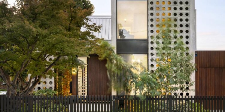 Essendon: The Breeze House reúne al modernismo de mediados de siglo y a la familia que viven juntos
