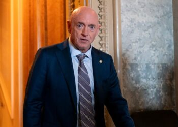 El senador Kelly dice que los comentarios de DEI de Trump sobre el accidente aéreo reflejan el “liderazgo pobre”