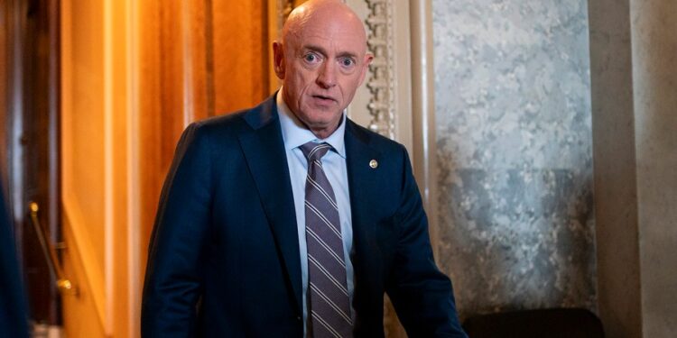 El senador Kelly dice que los comentarios de DEI de Trump sobre el accidente aéreo reflejan el “liderazgo pobre”