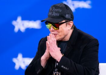 Elon Musk insta a los controladores de tráfico aéreo retirados a regresar