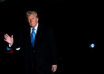 La confianza del consumidor se sumerge en el primer mes de Trump a medida que las amenazas arancelas impulsan los temores de inflación