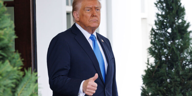 Trump pide costos de endeudamiento más bajos, insinuando el choque con Fed