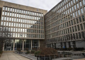 Los empleados federales sopesan nuevos términos de la oferta de renuncia de Trump: NPR