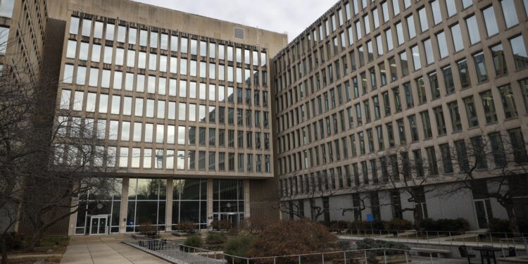 Los empleados federales sopesan nuevos términos de la oferta de renuncia de Trump: NPR