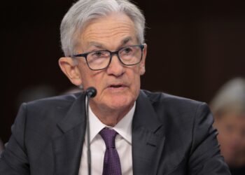 El presidente de la Fed, Jerome Powell, dice que no hay prisa por los recortes de tasas de interés: NPR