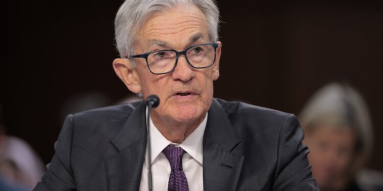 El presidente de la Fed, Jerome Powell, dice que no hay prisa por los recortes de tasas de interés: NPR