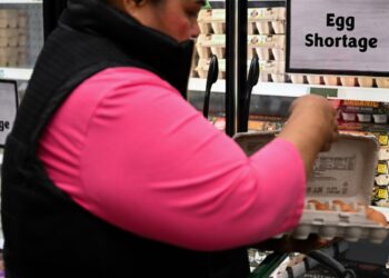 La confianza del consumidor cae más desde 2021: NPR