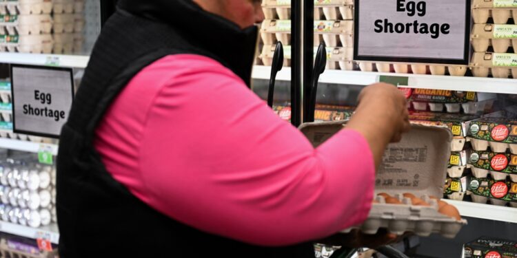 La confianza del consumidor cae más desde 2021: NPR