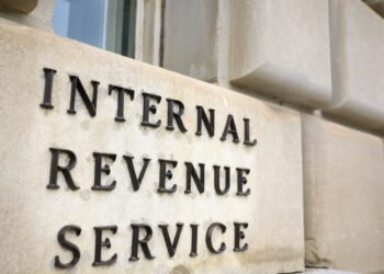 El IRS recorta más de 6,000 empleos en la mitad de la temporada de impuestos: NPR