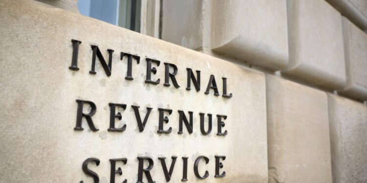 El IRS recorta más de 6,000 empleos en la mitad de la temporada de impuestos: NPR