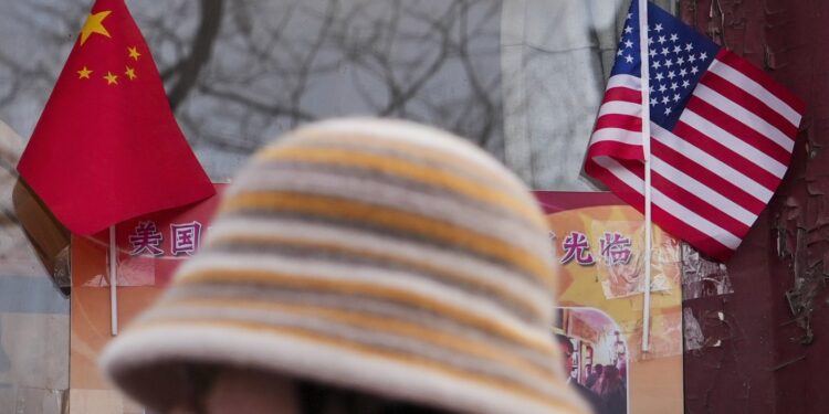 A medida que los nuevos aranceles de Trump entran en vigencia, China toma represalias con una serie de medidas: NPR