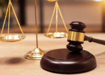 Seis trabajadores federales despedidos por Trump deben recuperar su trabajo: NPR