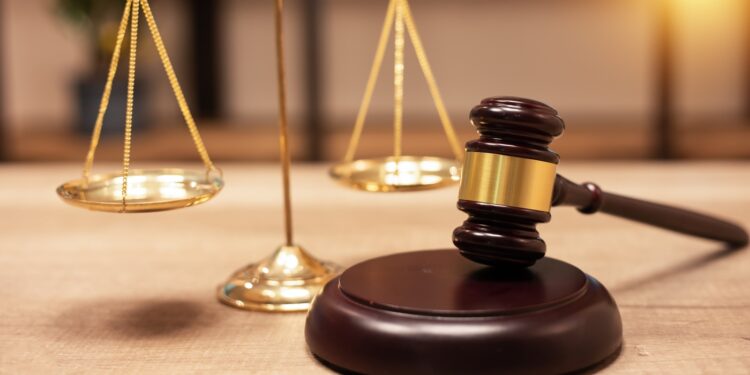 Seis trabajadores federales despedidos por Trump deben recuperar su trabajo: NPR