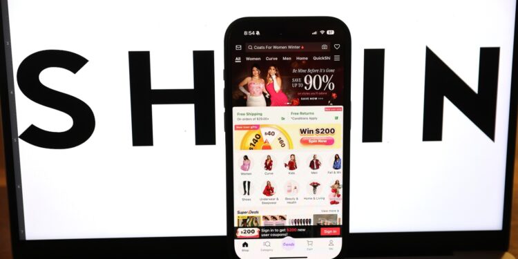 Trump termina la escapatoria de comercio de minimis de China para bienes de bajo costo. ¿Qué es? : NPR