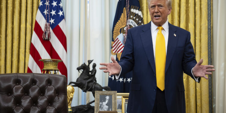 Trump dice que los aranceles de Canadá, México entrarán en vigencia el 4 de marzo