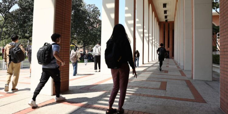 Millones de prestatarios de préstamos estudiantiles superados después de que se reiniciaron las facturas: Fed