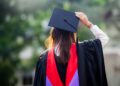 Más estadounidenses con títulos universitarios están trabajando en múltiples trabajos
