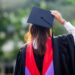 Más estadounidenses con títulos universitarios están trabajando en múltiples trabajos