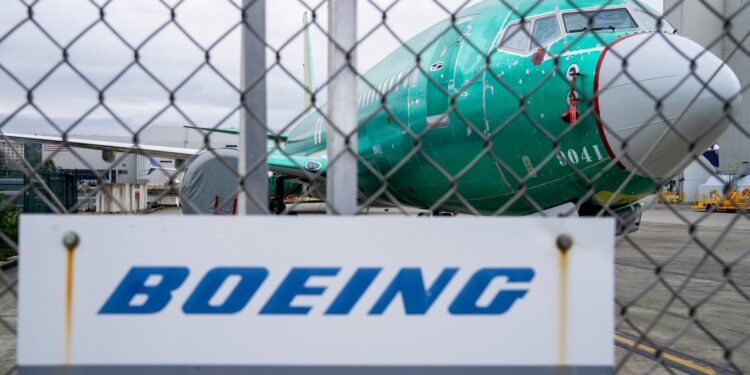 Acciones que realizan los movimientos más grandes del mediodía: BA, NVDA, ADSK, GILD