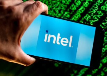 Acciones que realizan los movimientos más grandes del mediodía: INTC, NVDA, APP